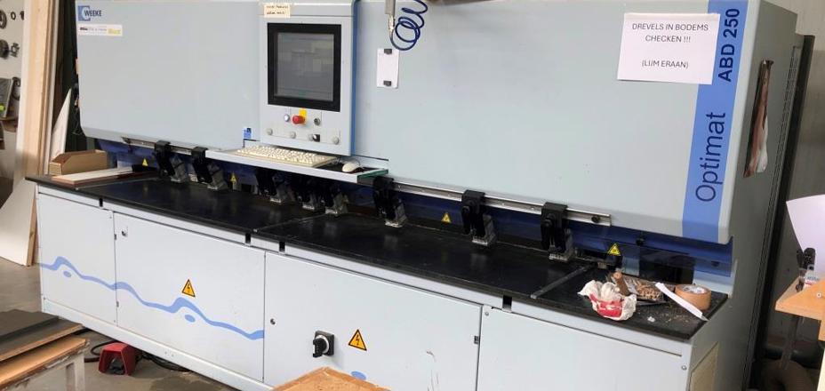 Weeke ABD 250, perceuse- tourilloneuse à CN